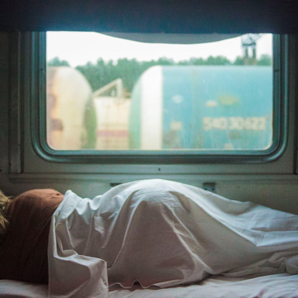 Persona durmiendo dentro de su autocaravana