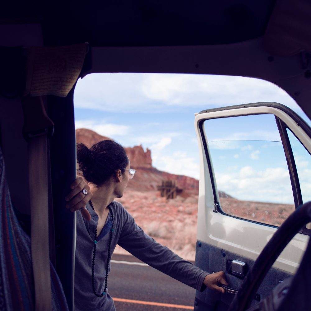 Conductor de autocaravana admirando paisaje en carretera