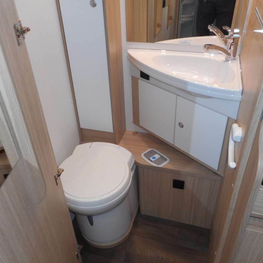 baño de caravana para 5 personas Sunlight I68
