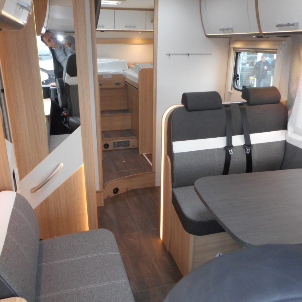 interior de autocaravana para 5 personas Sunlight I68